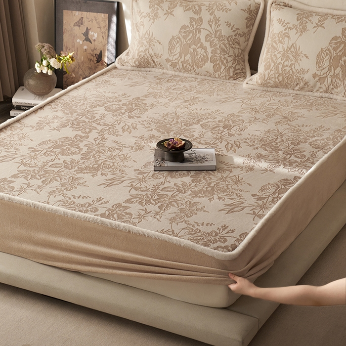 91家纺网 家纺一手货源 找家纺 宜代光年 2025新款A类小米貂复古牛奶绒染色雕花单床笠 静若繁花-咖