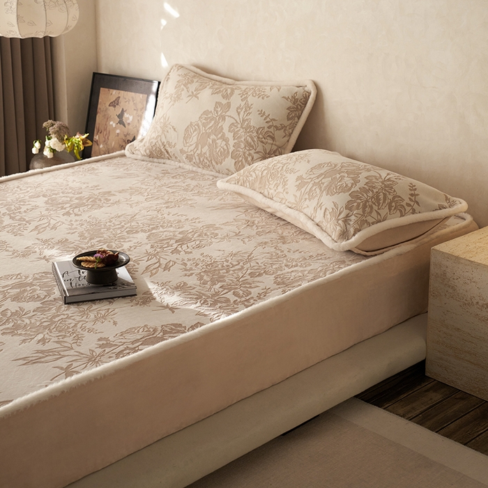 91家纺网 家纺一手货源 找家纺 宜代光年 2025新款A类小米貂复古牛奶绒染色雕花单床笠 静若繁花-咖