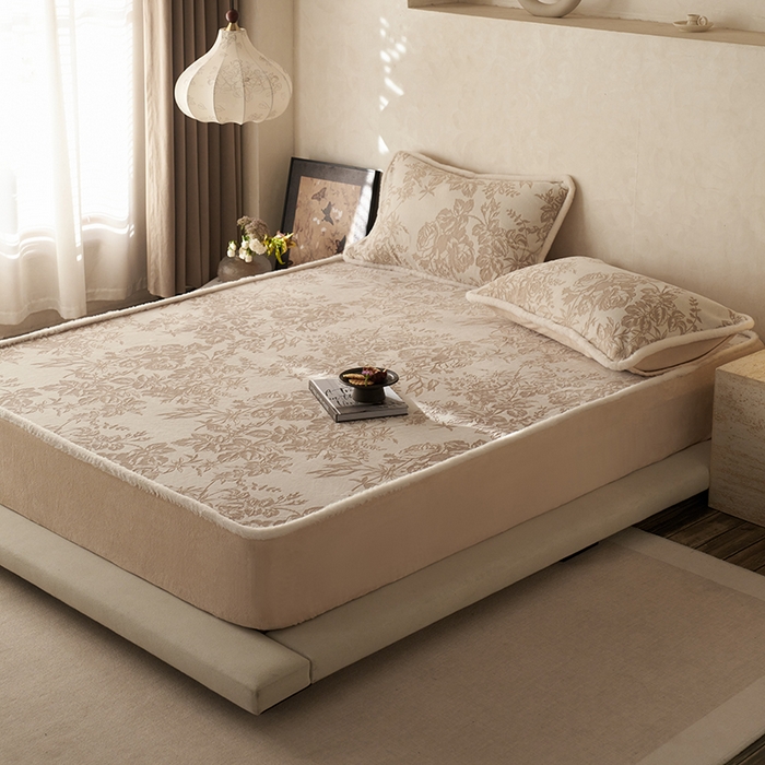 91家纺网 家纺一手货源 找家纺 宜代光年 2025新款A类小米貂复古牛奶绒染色雕花单床笠 静若繁花-咖