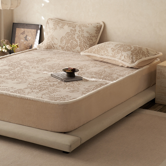 91家纺网 家纺一手货源 找家纺 宜代光年 2025新款A类小米貂复古牛奶绒染色雕花单床笠 静若繁花-咖