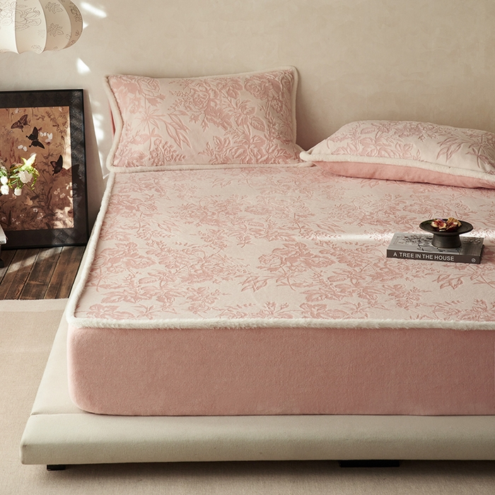 91家纺网 家纺一手货源 找家纺 宜代光年 2025新款A类小米貂复古牛奶绒染色雕花单床笠 静若繁花-粉