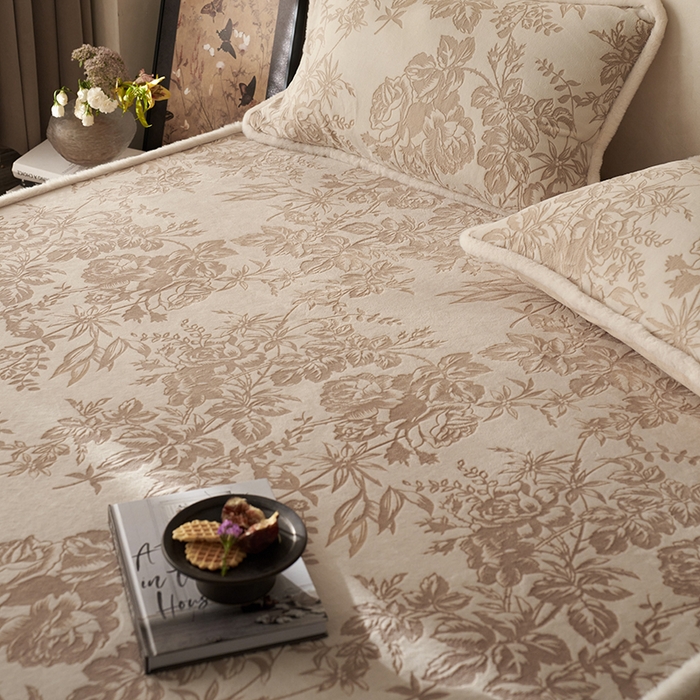 91家纺网 家纺一手货源 找家纺 宜代光年 2025新款A类小米貂复古牛奶绒染色雕花单床笠 静若繁花-咖