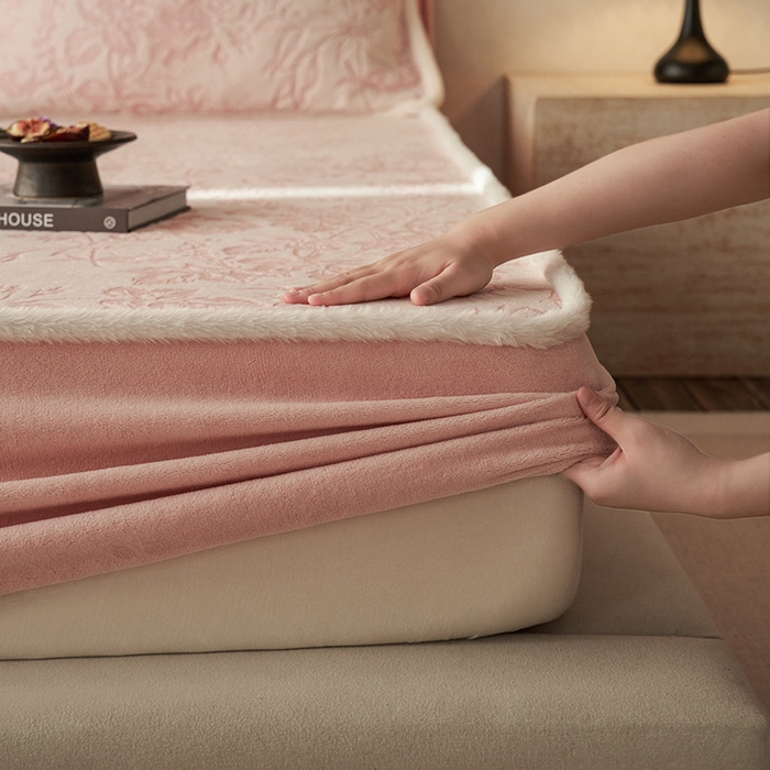 91家纺网 家纺一手货源 找家纺 宜代光年 2025新款A类小米貂复古牛奶绒染色雕花单床笠 静若繁花-粉