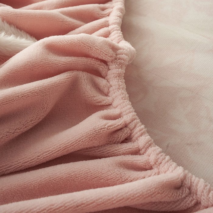 91家纺网 家纺一手货源 找家纺 宜代光年 2025新款A类小米貂复古牛奶绒染色雕花单床笠 静若繁花-粉