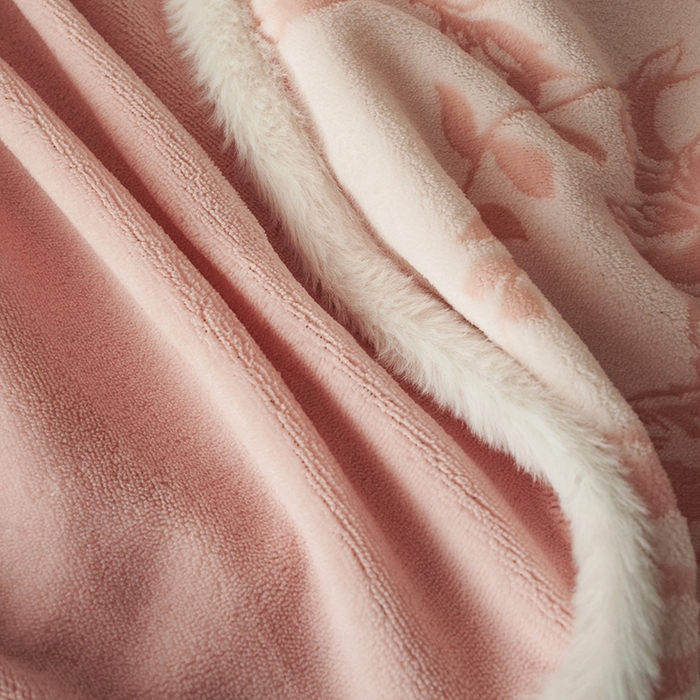 91家纺网 家纺一手货源 找家纺 宜代光年 2025新款A类小米貂复古牛奶绒染色雕花单床笠 静若繁花-粉