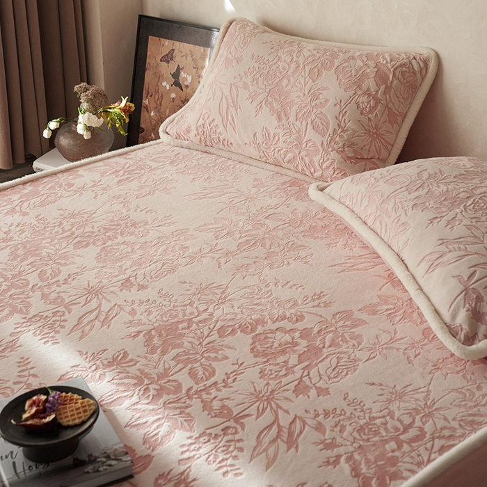 91家纺网 家纺一手货源 找家纺 宜代光年 2025新款A类小米貂复古牛奶绒染色雕花单床笠 静若繁花-粉