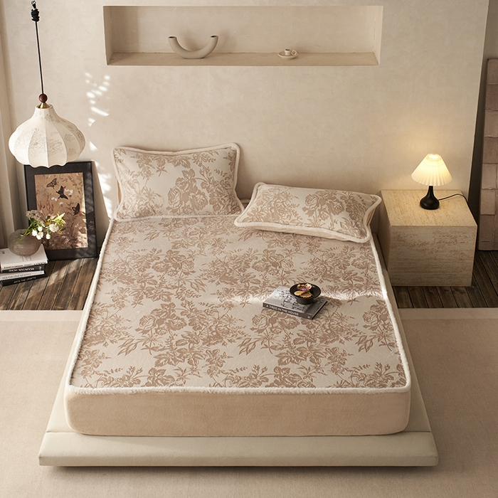 91家纺网 家纺一手货源 找家纺 宜代光年 2025新款A类小米貂复古牛奶绒染色雕花单床笠 静若繁花-咖