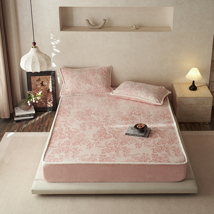 91家纺网 家纺一手货源 找家纺 宜代光年 2025新款A类小米貂复古牛奶绒染色雕花单床笠 静若繁花-粉