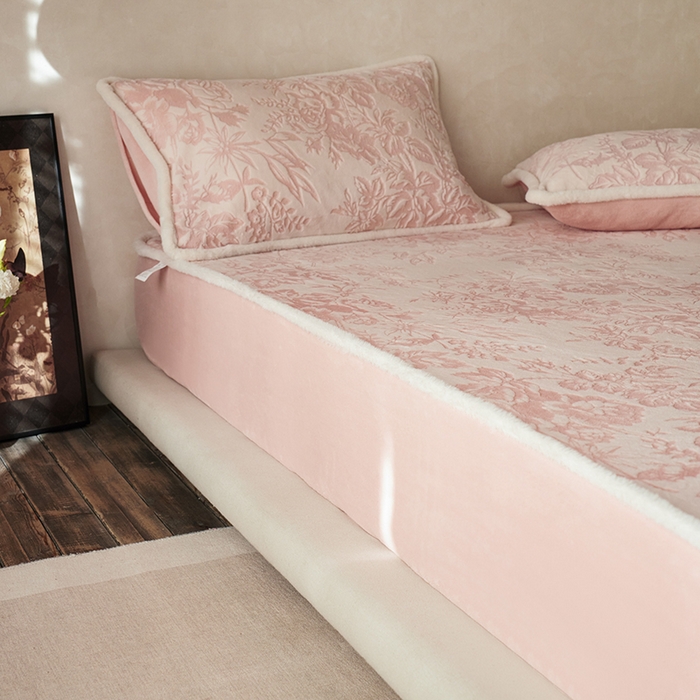 91家纺网 家纺一手货源 找家纺 宜代光年 2025新款A类小米貂复古牛奶绒染色雕花单床笠 静若繁花-粉