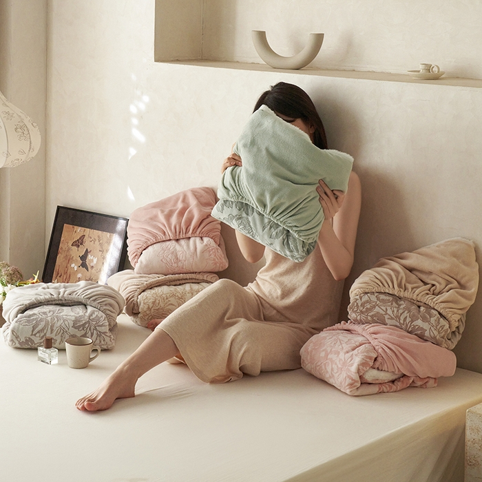 91家纺网 家纺一手货源 找家纺 宜代光年 2025新款A类小米貂复古牛奶绒染色雕花单床笠 叠拍（仅参考）