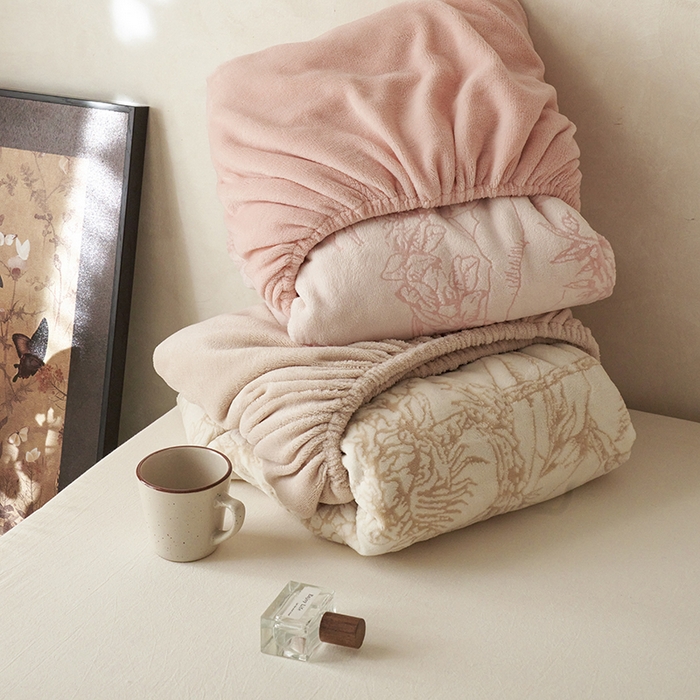 91家纺网 家纺一手货源 找家纺 宜代光年 2025新款A类小米貂复古牛奶绒染色雕花单床笠 叠拍（仅参考）