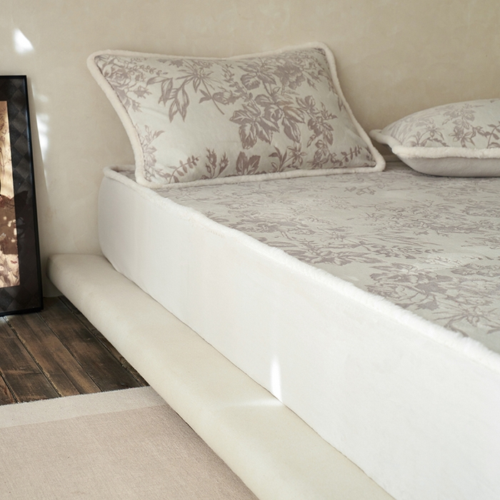 91家纺网 家纺一手货源 找家纺 宜代光年 2025新款A类小米貂复古牛奶绒染色雕花单床笠 静若繁花-灰