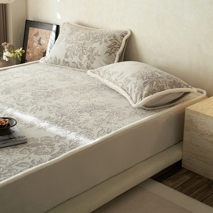 91家纺网 家纺一手货源 找家纺 宜代光年 2025新款A类小米貂复古牛奶绒染色雕花单床笠 静若繁花-灰