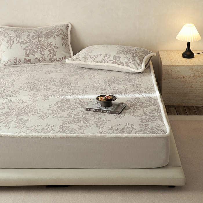 91家纺网 家纺一手货源 找家纺 宜代光年 2025新款A类小米貂复古牛奶绒染色雕花单床笠 静若繁花-灰