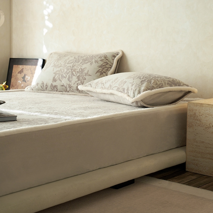 91家纺网 家纺一手货源 找家纺 宜代光年 2025新款A类小米貂复古牛奶绒染色雕花单床笠 静若繁花-灰