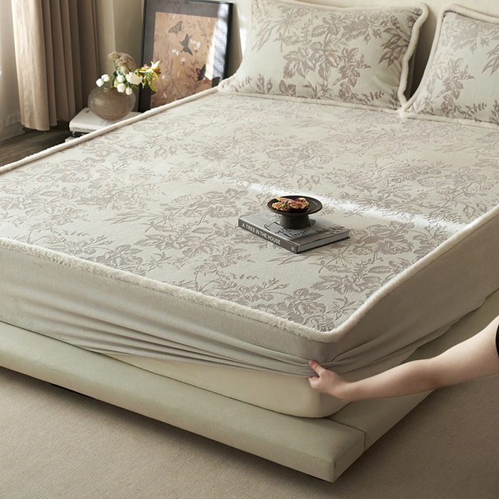 91家纺网 家纺一手货源 找家纺 宜代光年 2025新款A类小米貂复古牛奶绒染色雕花单床笠 静若繁花-灰