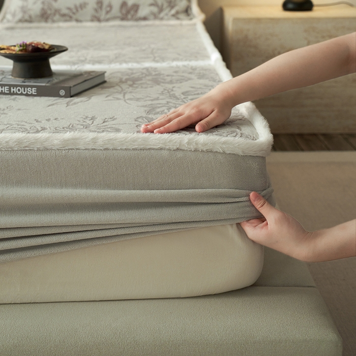 91家纺网 家纺一手货源 找家纺 宜代光年 2025新款A类小米貂复古牛奶绒染色雕花单床笠 静若繁花-灰