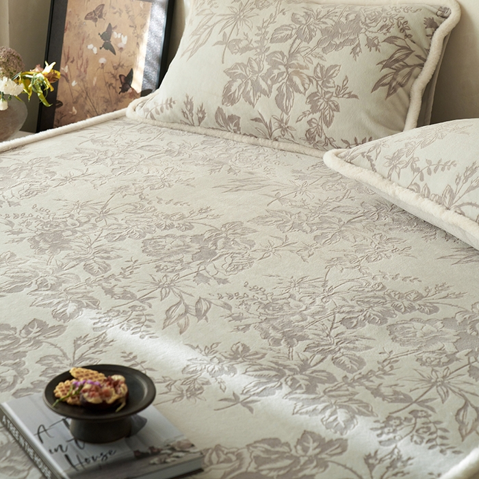 91家纺网 家纺一手货源 找家纺 宜代光年 2025新款A类小米貂复古牛奶绒染色雕花单床笠 静若繁花-灰