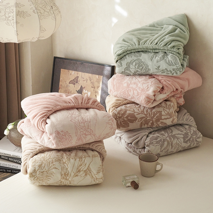 91家纺网 家纺一手货源 找家纺 宜代光年 2025新款A类小米貂复古牛奶绒染色雕花单床笠 叠拍（仅参考）