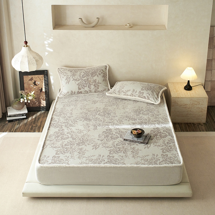 91家纺网 家纺一手货源 找家纺 宜代光年 2025新款A类小米貂复古牛奶绒染色雕花单床笠 静若繁花-灰