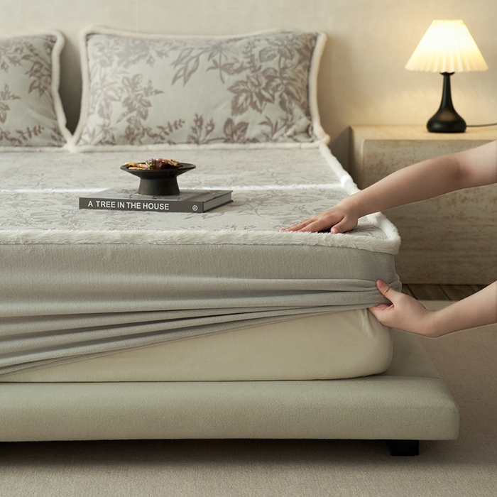 91家纺网 家纺一手货源 找家纺 宜代光年 2025新款A类小米貂复古牛奶绒染色雕花单床笠 静若繁花-灰