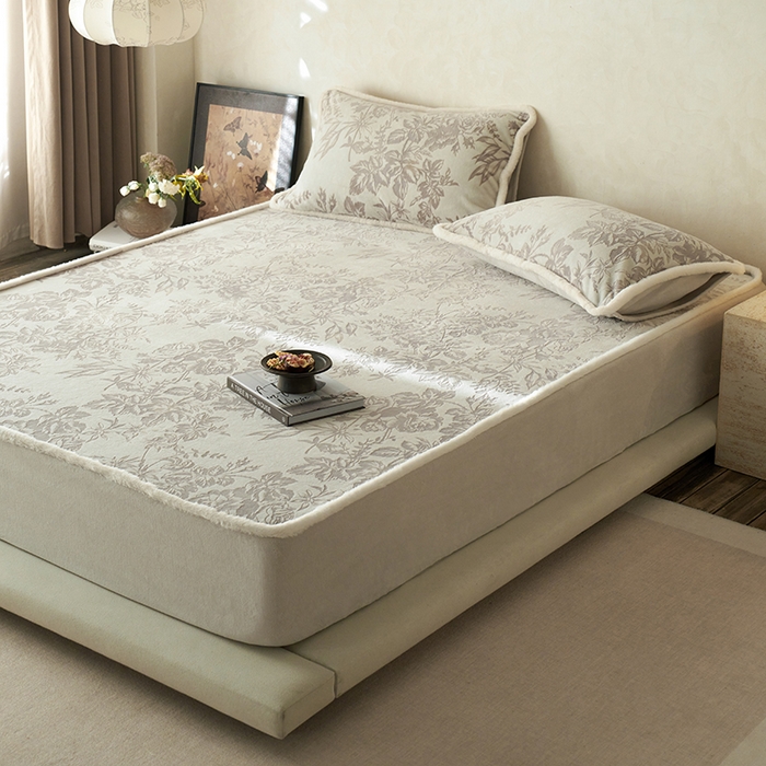 91家纺网 家纺一手货源 找家纺 宜代光年 2025新款A类小米貂复古牛奶绒染色雕花单床笠 静若繁花-灰