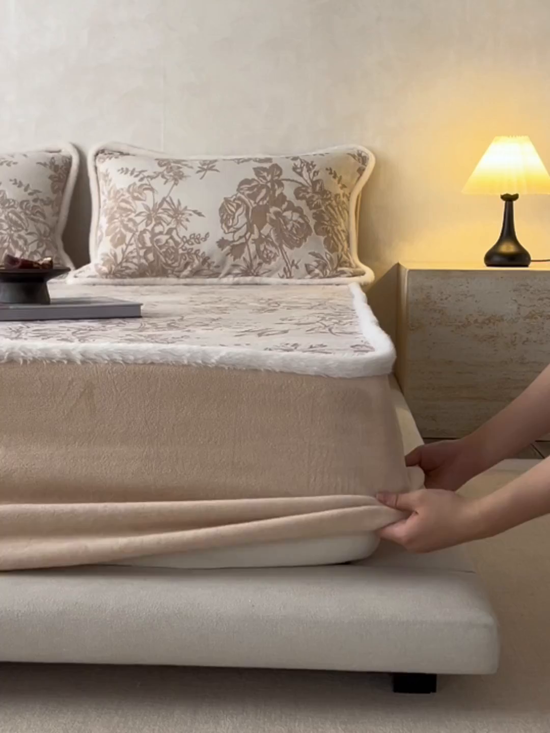 91家纺网 家纺一手货源 找家纺 宜代光年 2025新款A类小米貂复古牛奶绒染色雕花单床笠 静若繁花-咖