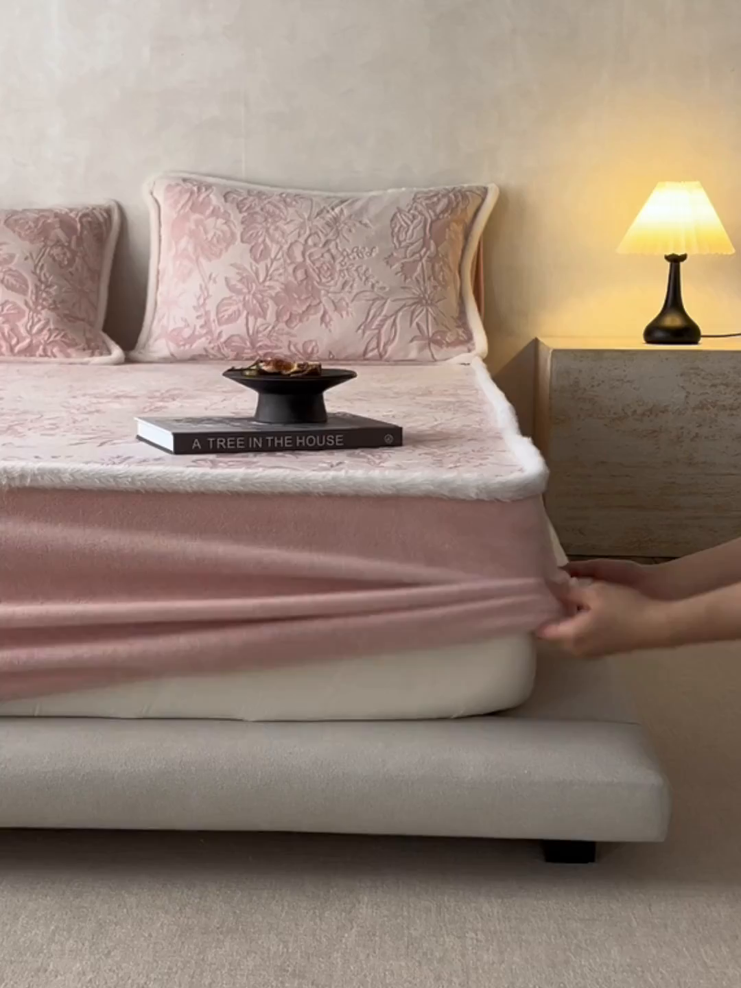 91家纺网 家纺一手货源 找家纺 宜代光年 2025新款A类小米貂复古牛奶绒染色雕花单床笠 静若繁花-粉