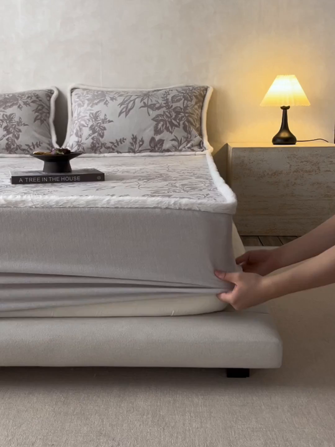 91家纺网 家纺一手货源 找家纺 宜代光年 2025新款A类小米貂复古牛奶绒染色雕花单床笠 静若繁花-灰