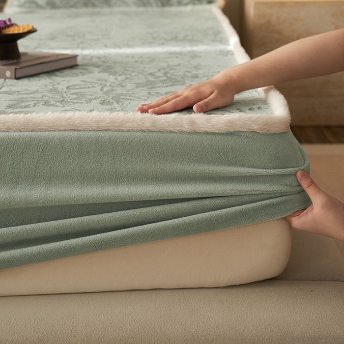 91家纺网 家纺一手货源 找家纺 宜代光年 2025新款A类小米貂复古牛奶绒染色雕花单床笠 静若繁花-绿