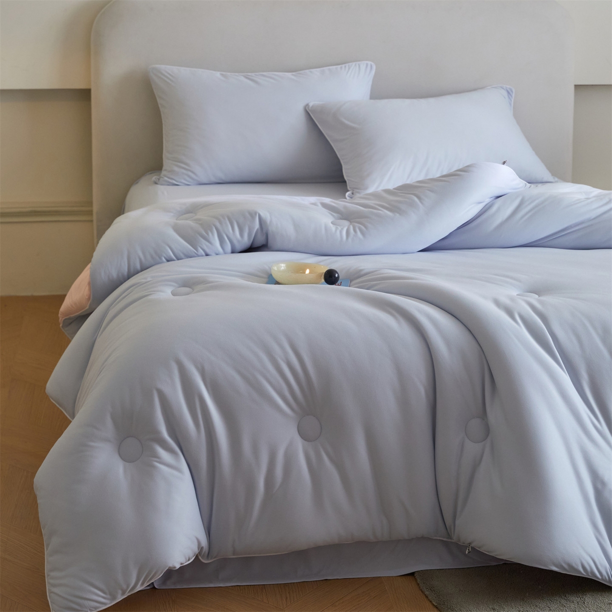 91家纺网 家纺一手货源 找家纺 （总）头等舱 2025新款针织A类软糯净植力抗菌防螨防霉低致敏双拼秋冬被（空镜图）