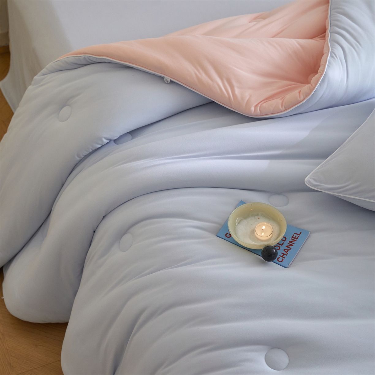 91家纺网 家纺一手货源 找家纺 （总）头等舱 2025新款针织A类软糯净植力抗菌防螨防霉低致敏双拼秋冬被（空镜图）