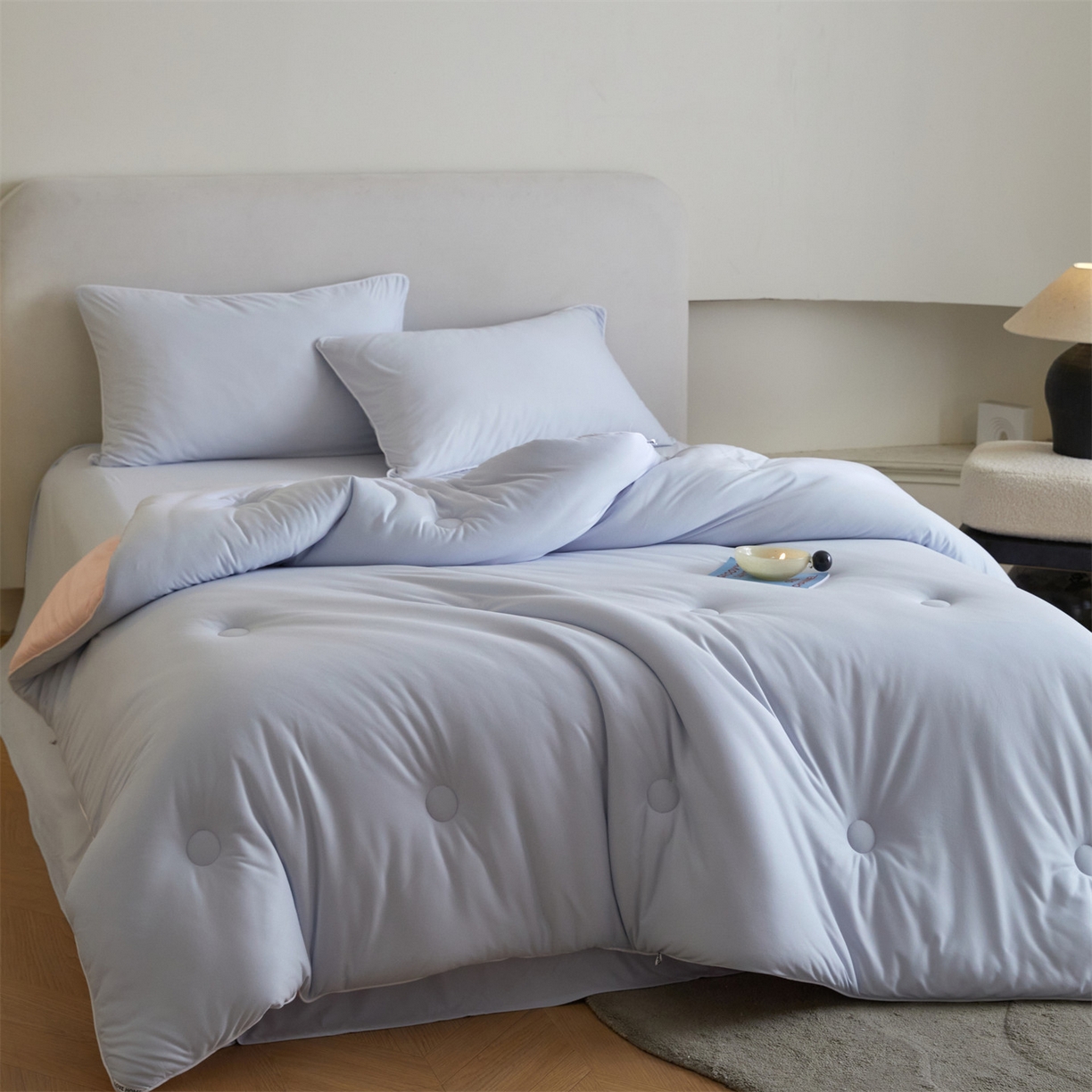 91家纺网 家纺一手货源 找家纺 （总）头等舱 2025新款针织A类软糯净植力抗菌防螨防霉低致敏双拼秋冬被（空镜图）