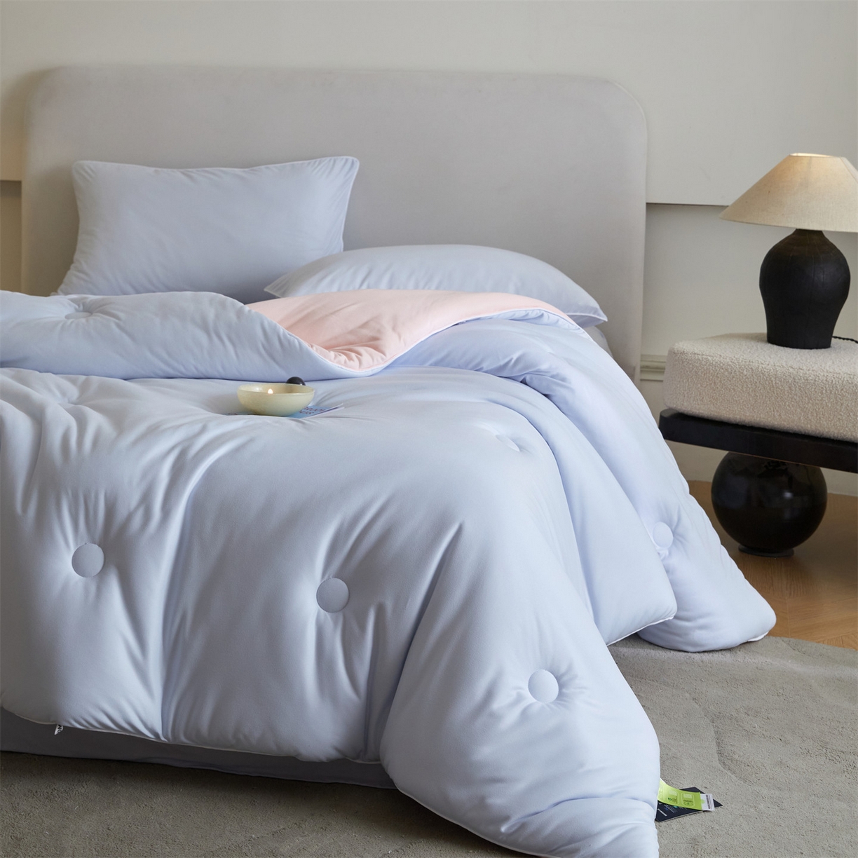 91家纺网 家纺一手货源 找家纺 （总）头等舱 2025新款针织A类软糯净植力抗菌防螨防霉低致敏双拼秋冬被（空镜图）