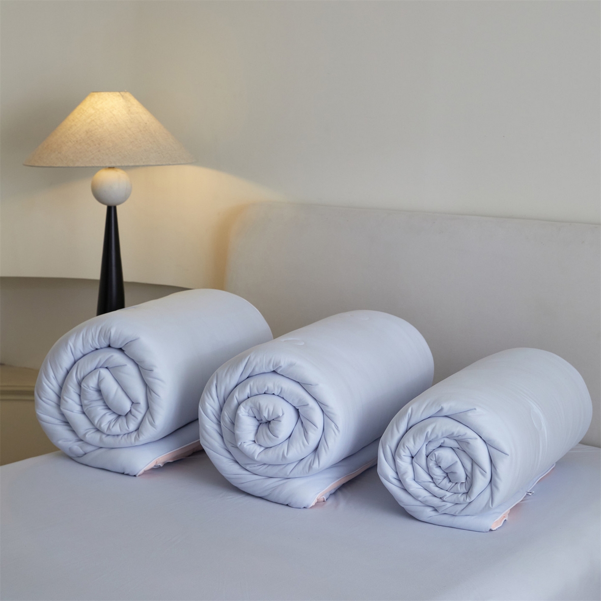 91家纺网 家纺一手货源 找家纺 头等舱 2025新款针织A类软糯净植力抗菌防螨防霉低致敏双拼秋冬被（空镜图） 典雅蓝+粉玉