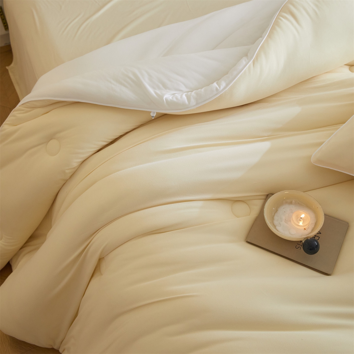 91家纺网 家纺一手货源 找家纺 头等舱 2025新款针织A类软糯净植力抗菌防螨防霉低致敏双拼秋冬被（空镜图） 米黄+本白