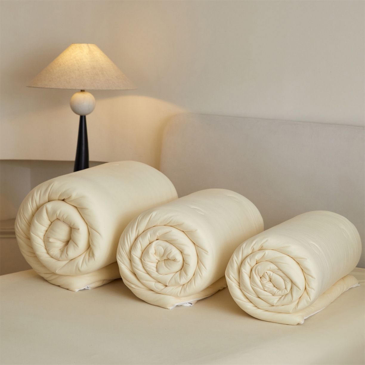 91家纺网 家纺一手货源 找家纺 头等舱 2025新款针织A类软糯净植力抗菌防螨防霉低致敏双拼秋冬被（空镜图） 米黄+本白