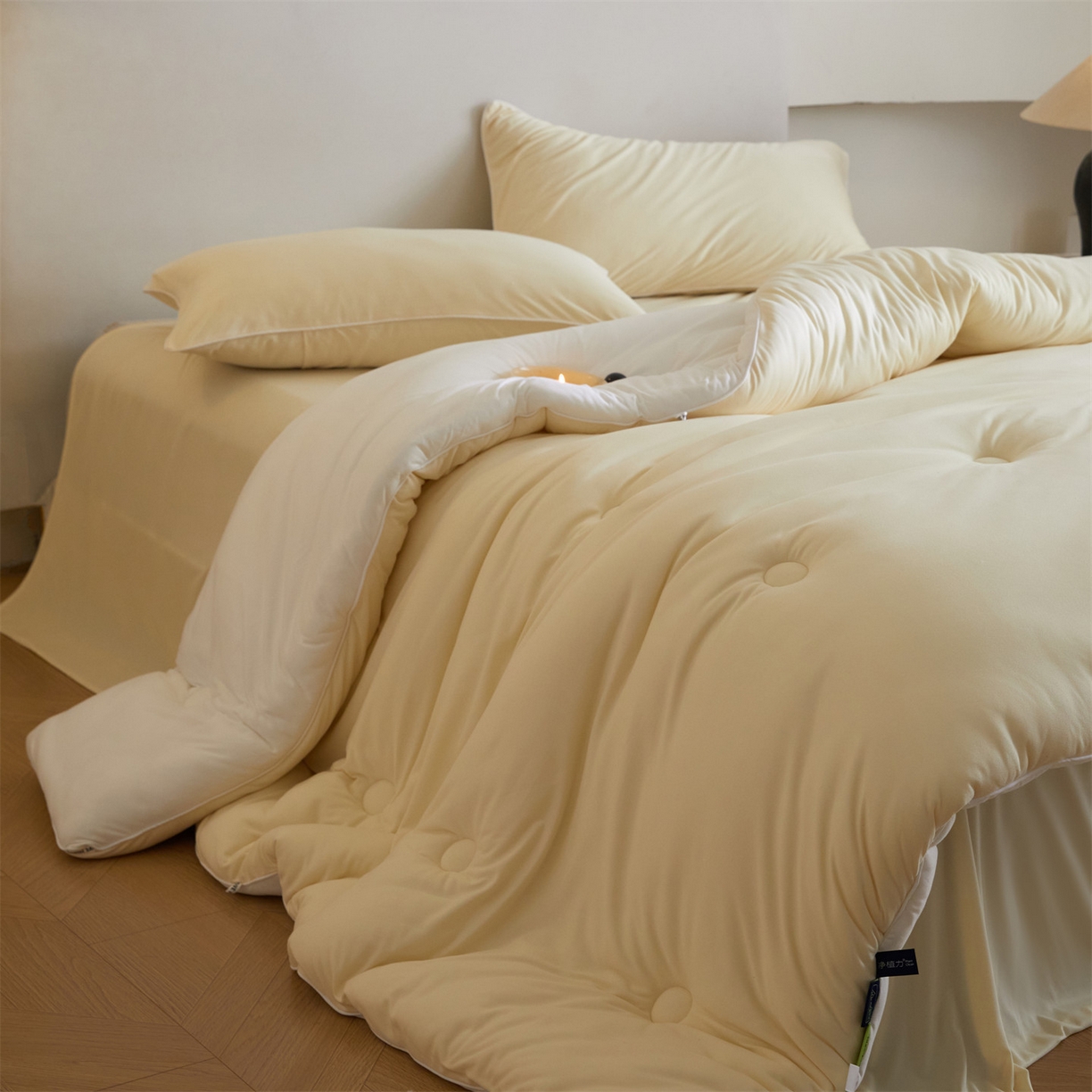 91家纺网 家纺一手货源 找家纺 头等舱 2025新款针织A类软糯净植力抗菌防螨防霉低致敏双拼秋冬被（空镜图） 米黄+本白
