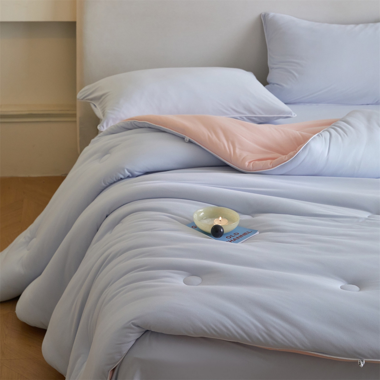 91家纺网 家纺一手货源 找家纺 头等舱 2025新款针织A类软糯净植力抗菌防螨防霉低致敏双拼秋冬被（空镜图） 典雅蓝+粉玉