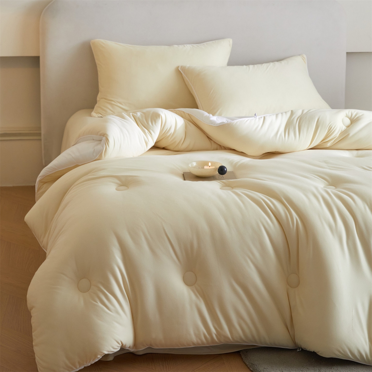 91家纺网 家纺一手货源 找家纺 头等舱 2025新款针织A类软糯净植力抗菌防螨防霉低致敏双拼秋冬被（空镜图） 米黄+本白