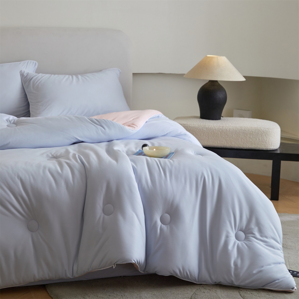 91家纺网 家纺一手货源 找家纺 头等舱 2025新款针织A类软糯净植力抗菌防螨防霉低致敏双拼秋冬被（空镜图） 典雅蓝+粉玉