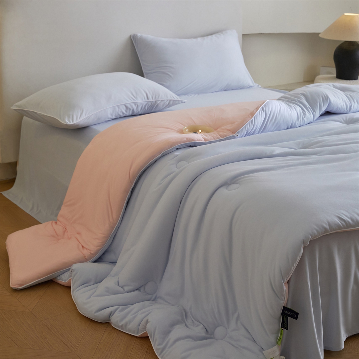 91家纺网 家纺一手货源 找家纺 头等舱 2025新款针织A类软糯净植力抗菌防螨防霉低致敏双拼秋冬被（空镜图） 典雅蓝+粉玉