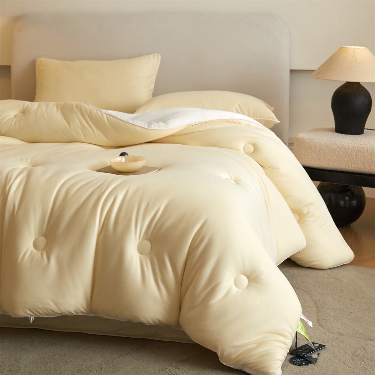 91家纺网 家纺一手货源 找家纺 头等舱 2025新款针织A类软糯净植力抗菌防螨防霉低致敏双拼秋冬被（空镜图） 米黄+本白