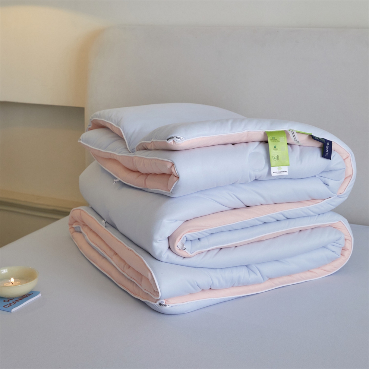 91家纺网 家纺一手货源 找家纺 头等舱 2025新款针织A类软糯净植力抗菌防螨防霉低致敏双拼秋冬被（空镜图） 典雅蓝+粉玉