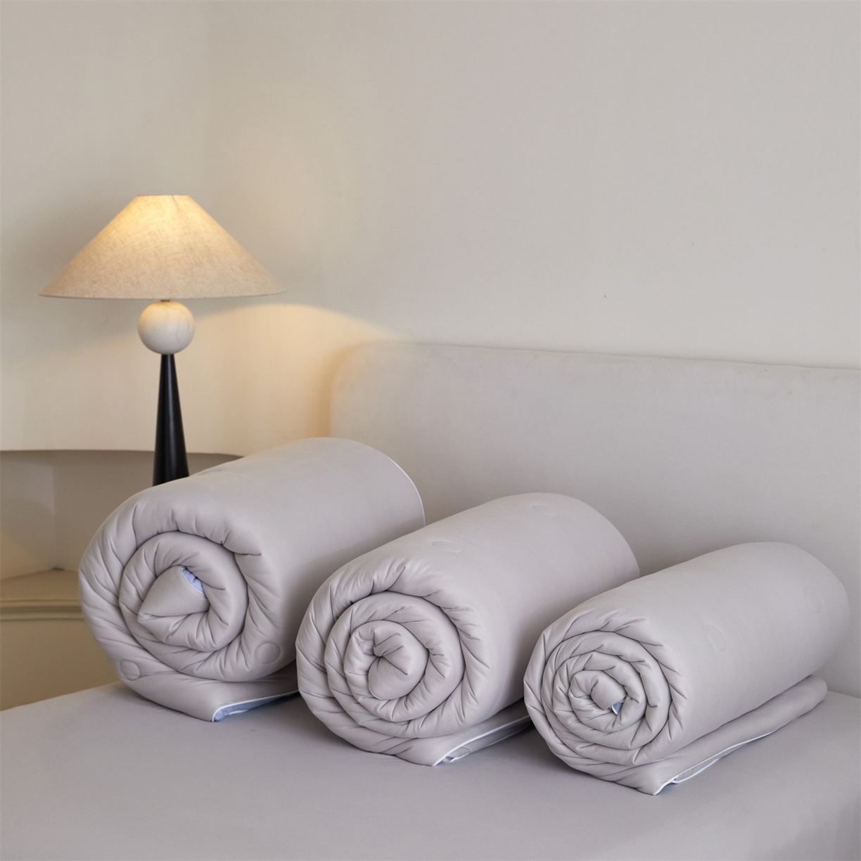 91家纺网 家纺一手货源 找家纺 头等舱 2025新款针织A类软糯净植力抗菌防螨防霉低致敏双拼秋冬被（空镜图） 浅灰+天空蓝