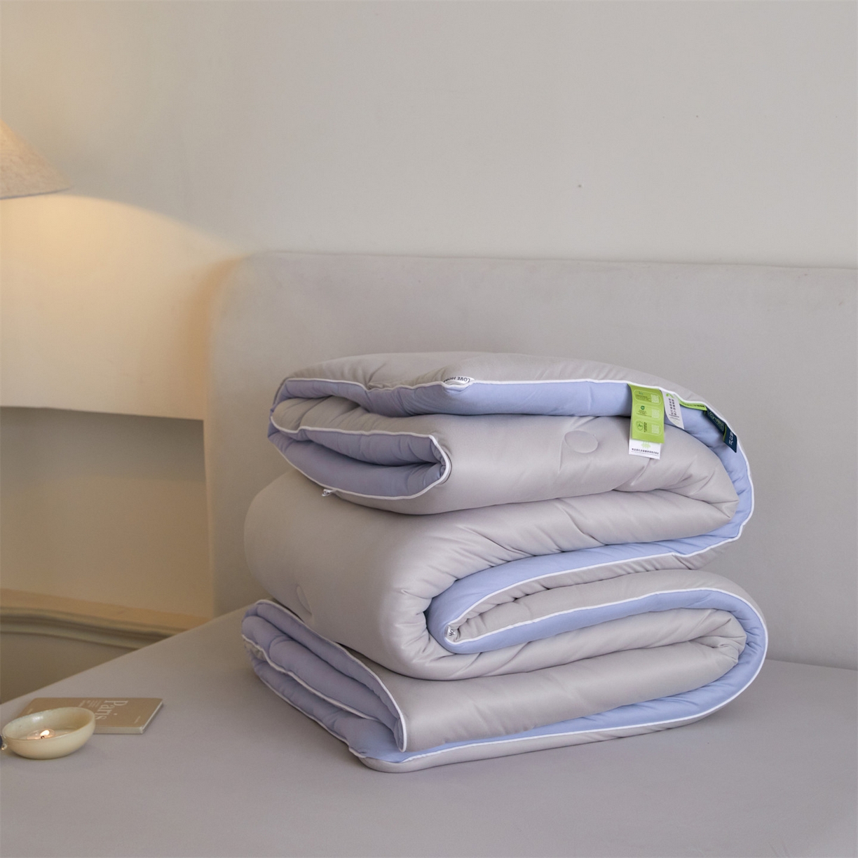 91家纺网 家纺一手货源 找家纺 头等舱 2025新款针织A类软糯净植力抗菌防螨防霉低致敏双拼秋冬被（空镜图） 浅灰+天空蓝