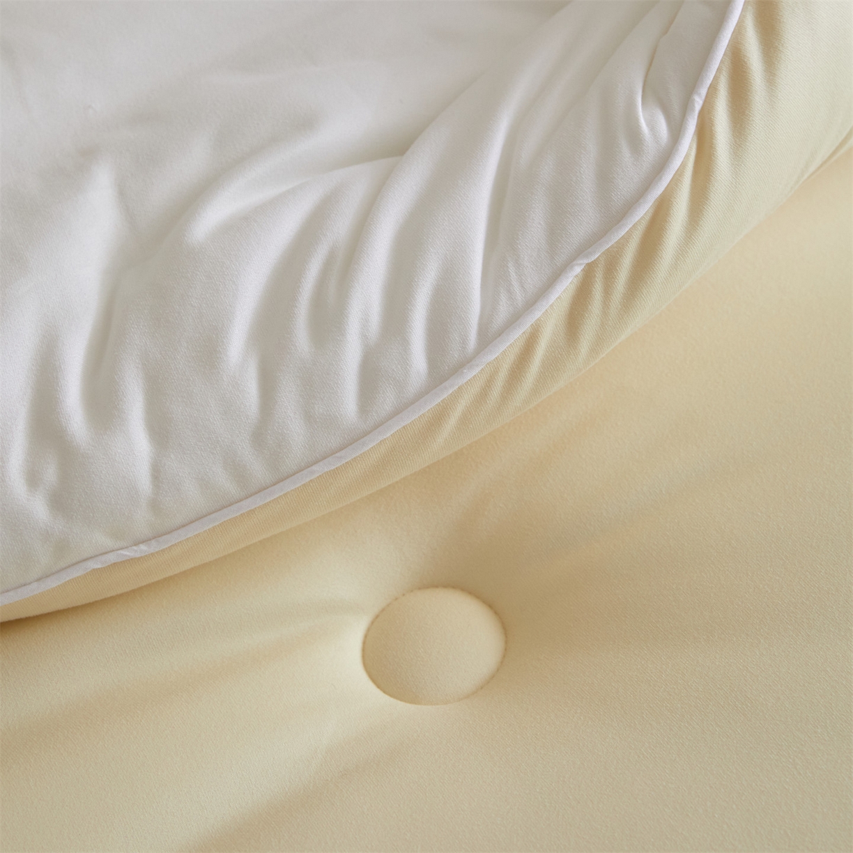 91家纺网 家纺一手货源 找家纺 头等舱 2025新款针织A类软糯净植力抗菌防螨防霉低致敏双拼秋冬被（空镜图） 米黄+本白