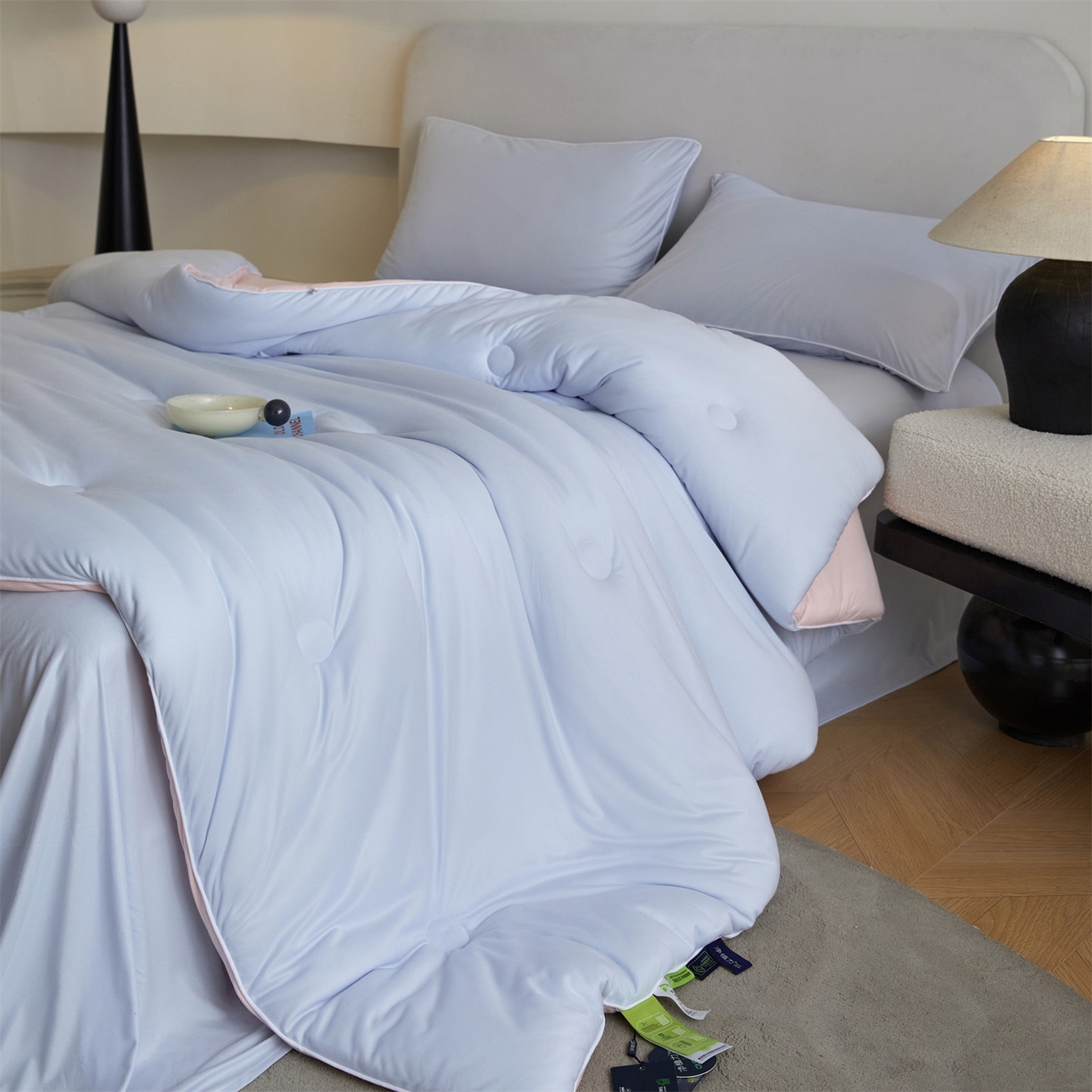 91家纺网 家纺一手货源 找家纺 头等舱 2025新款针织A类软糯净植力抗菌防螨防霉低致敏双拼秋冬被（空镜图） 典雅蓝+粉玉