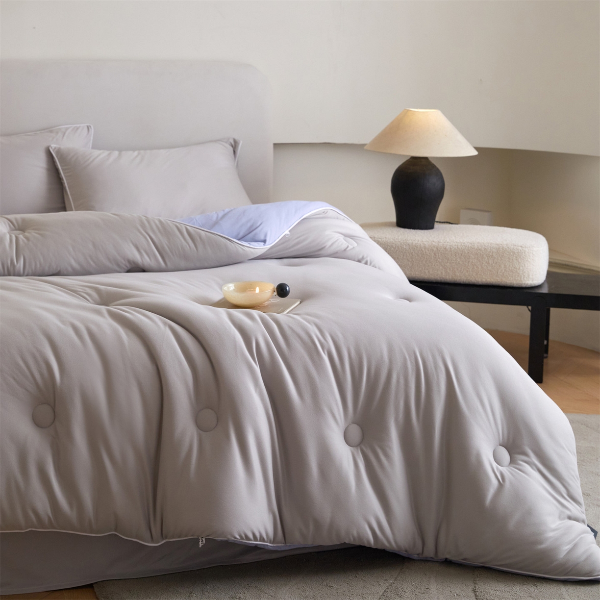 91家纺网 家纺一手货源 找家纺 头等舱 2025新款针织A类软糯净植力抗菌防螨防霉低致敏双拼秋冬被（空镜图） 浅灰+天空蓝