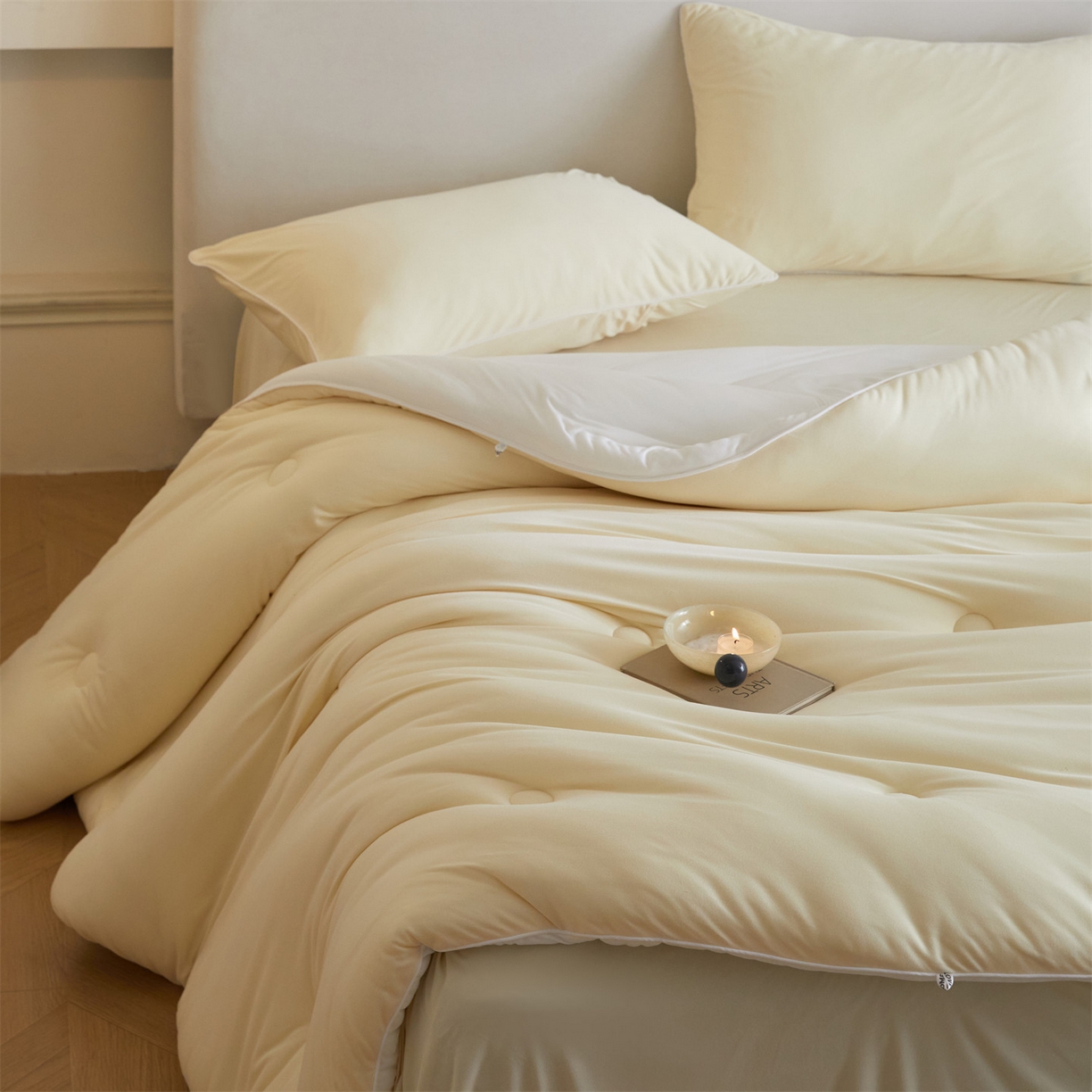 91家纺网 家纺一手货源 找家纺 头等舱 2025新款针织A类软糯净植力抗菌防螨防霉低致敏双拼秋冬被（空镜图） 米黄+本白